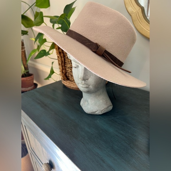 Rachel Zoe wool women’s hat. Cream color with leather trim. - Picture 1 of 5